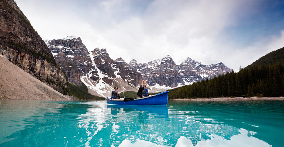 Honeymoon Kanada Paar im Kanu auf See
