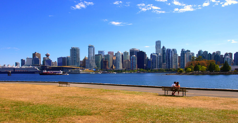 Flitterwochen in Vancouver Flitterwochen in Vancouver Kanada Liebespaar auf Bank