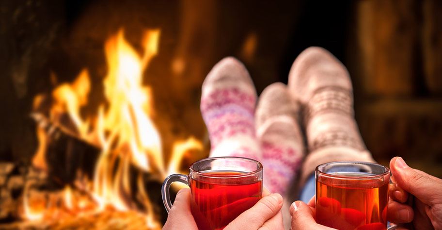 Kanada Hochzeitsreise, romantische Stunden vor dem Kamin Kanada Hochzeitsreise Hütenromantik Feuer